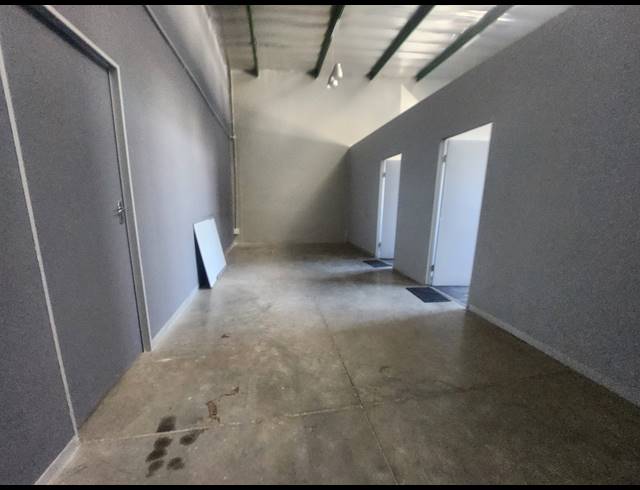 400M² WAREHOUSE FOR SALE IN HALFWAY HOUSE